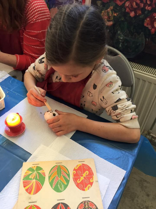 Tyttö maalaa pisanka-munia