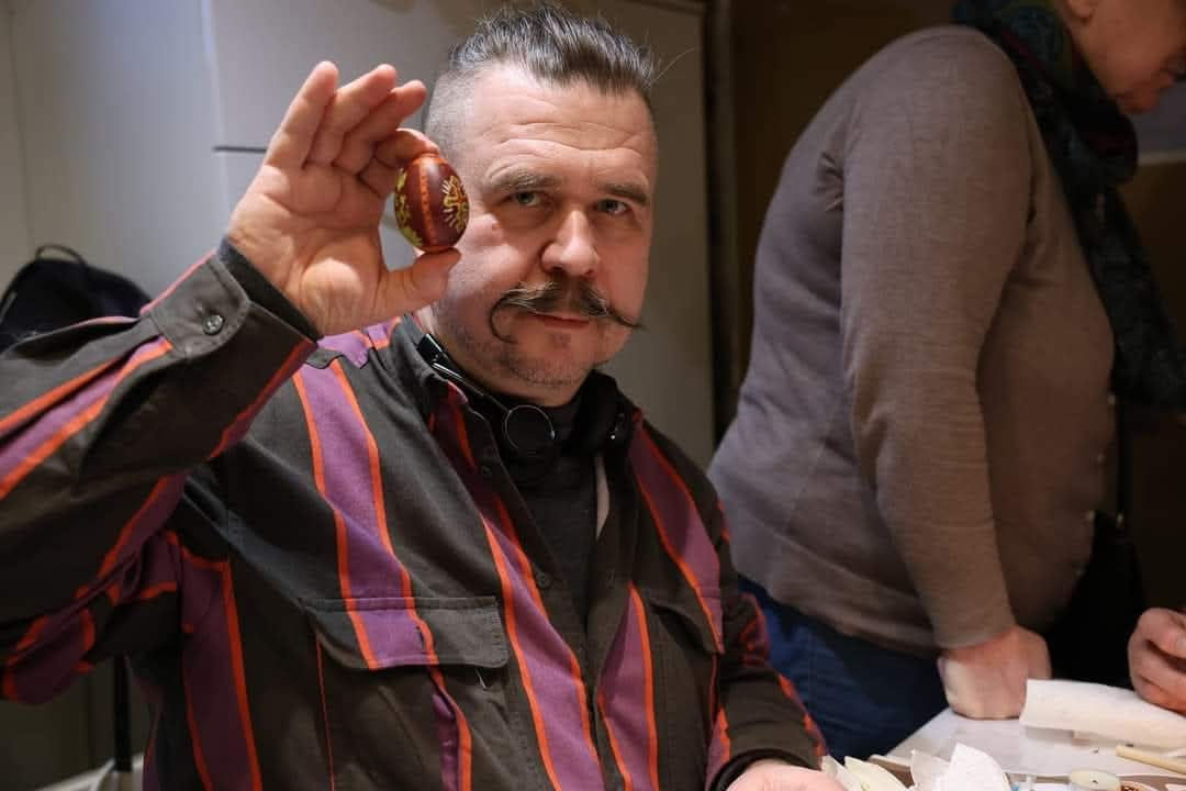 Pisanka-munan maalaaja esittelee luomustaan