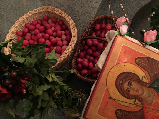 Punaisia pääisismunia korissa