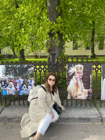 Marina Gargi Pyhän Kolminaisuuden kirkon edustalla