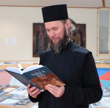 Igumeni Mikael lukee Valamon kirjastossa