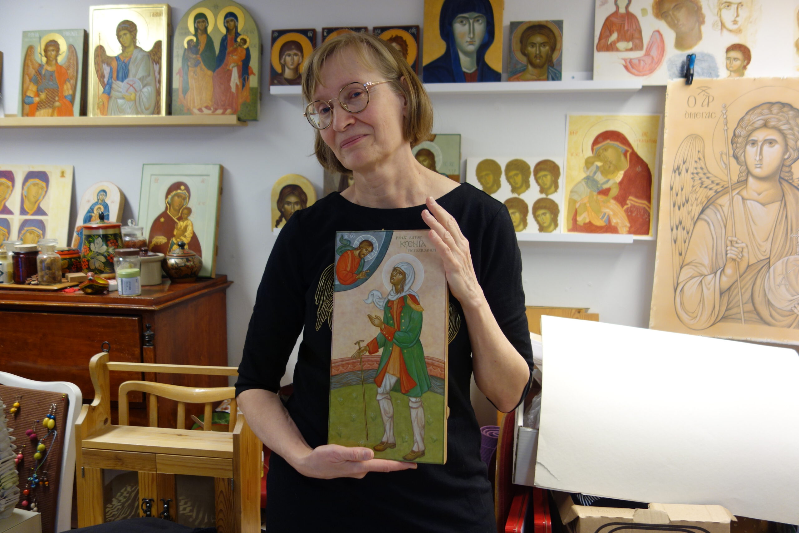 Suihkumyssystä tunikaan – mitä pyhien vaatteet kertovat?