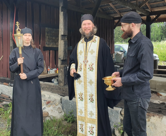 Isä Mikael siunaa kes&auml;lampaat Valamossa 2022