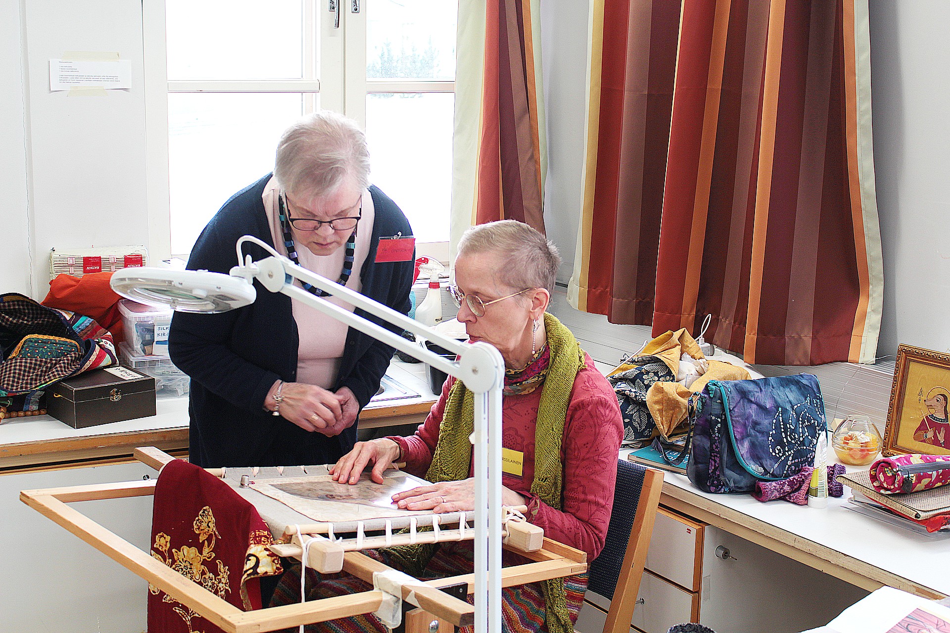Neulanpisto kerrallaan Jumalan kunniaksi – Leena Kuivalainen opettaa kulta- ja silkkilankakirjontaa Valamossa