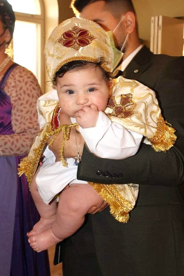 Kummi pitelee syliss&auml;&auml;n Mikael-vauvaa