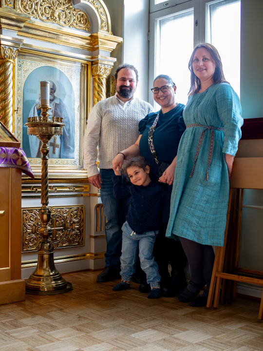 Shadi ja Rahaf, Mikael Alhoush ja Mikaelin Johanna-kummi Kotikirkossa 2025