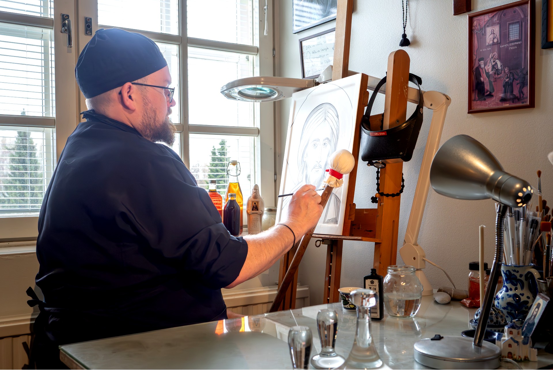 Ikonimaalari Antti Narmala esikoiskirjassaan: Ikoneja ei tule siunata – näin ne pyhittyvät silti