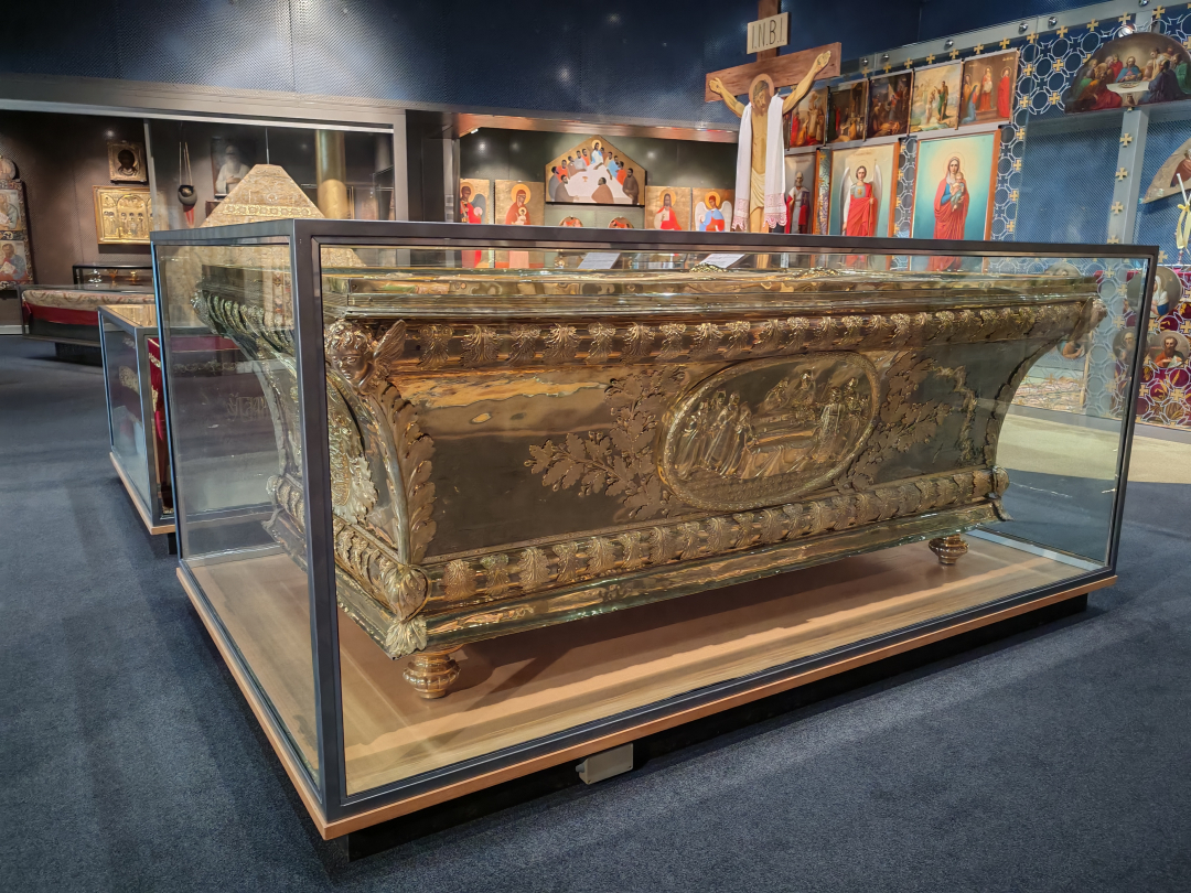 Pyhitt&auml;j&auml;isien Sergei ja Herman Valamolaisen muistoarkku Riisassa