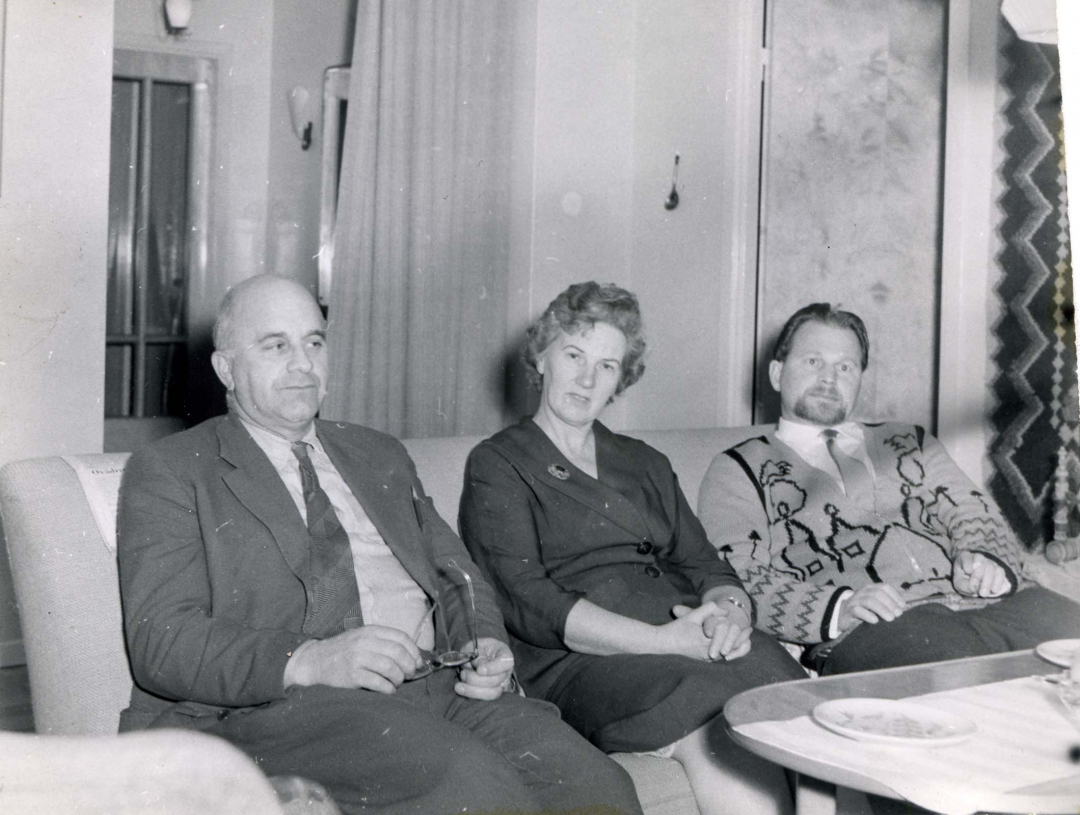 Muut henkil&ouml;t kuvassa ovat Reidarin yst&auml;v&auml;t Hjalmar Wiklund ja t&auml;m&auml;n puoliso.