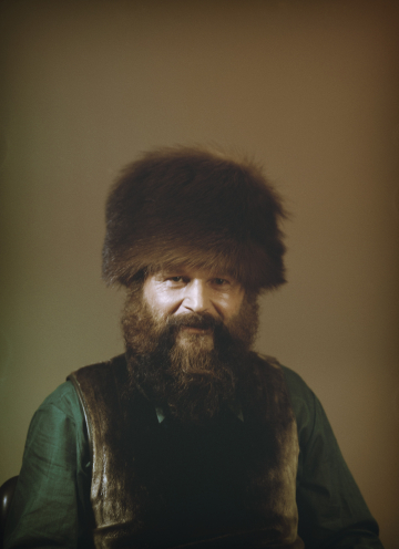 Reidar Särestöniemi karvahattu päässään