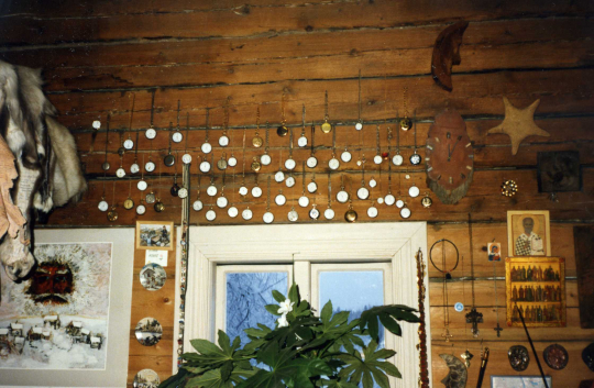 Vanhan Särestön seinällä olevia ikoneita