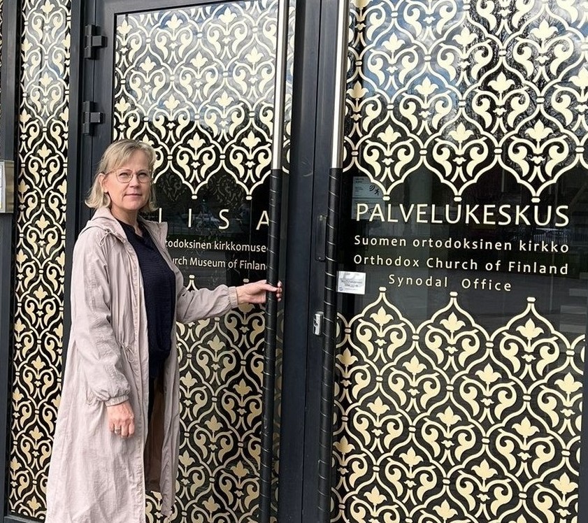 Taloussihteeri Eija Tiilikainen on Vuoden työntekijä, joka ”ei koskaan jätä yksin ongelmien kanssa”