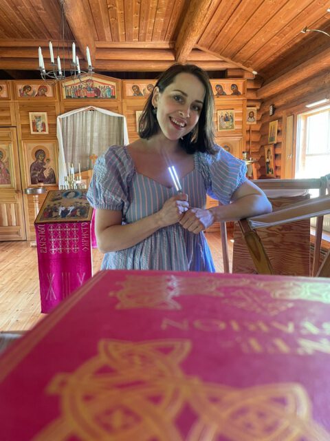 Kanttori Larissa Qvintus-Petsalo ortodoksisessa kirkossa Läyliäisissä