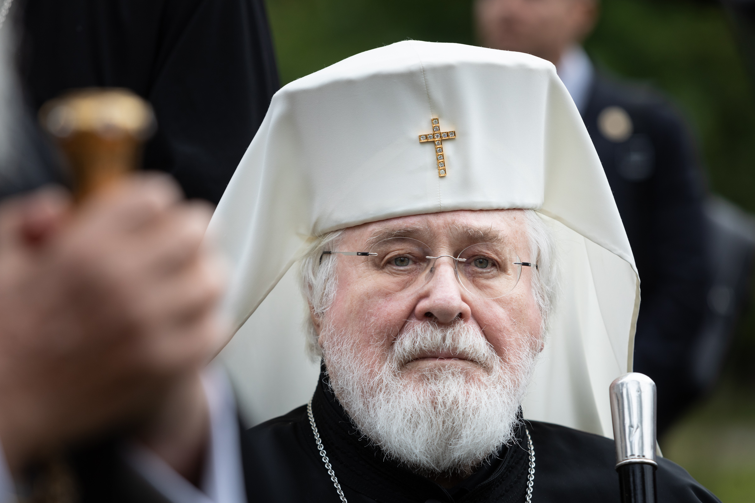 Arkkipiispa Leo katsoo vakavana kameraan