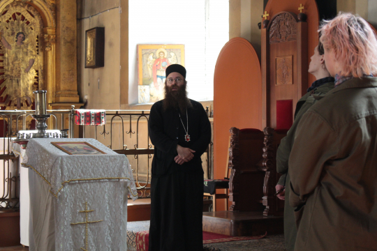 Haapsalun piispa Damaskinos puhuu nuorille kirkossa