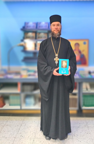 Igumeni Mikael uutuuskirjansa kanssa 2024