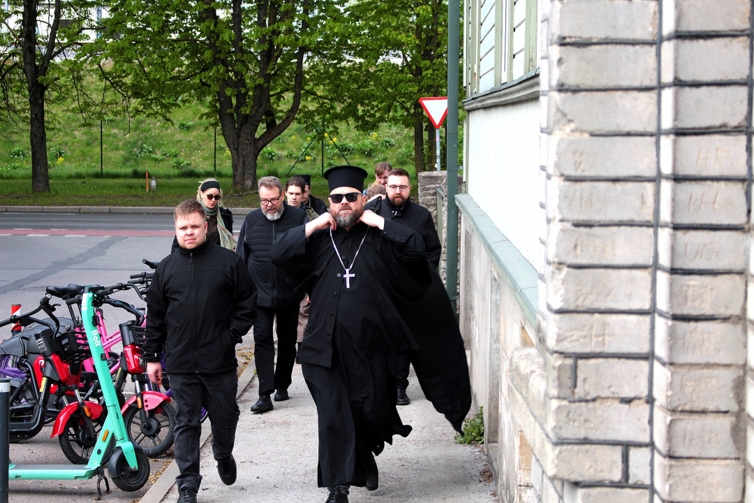 Isä Teemu Toivonen johdattaa matkalaisia kohti Viron kirkon keskustaloa