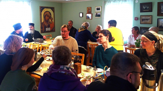 Matkalaisia ruokailemassa Kuressaaressa