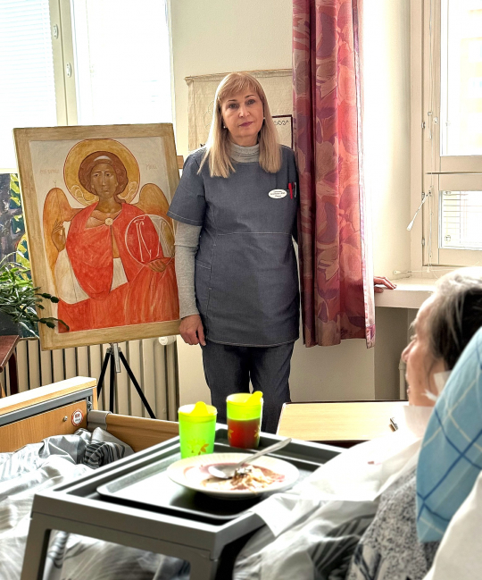 Oksana Smirnova ja ikonimaalari Liisa Kuningas hoivakodissa