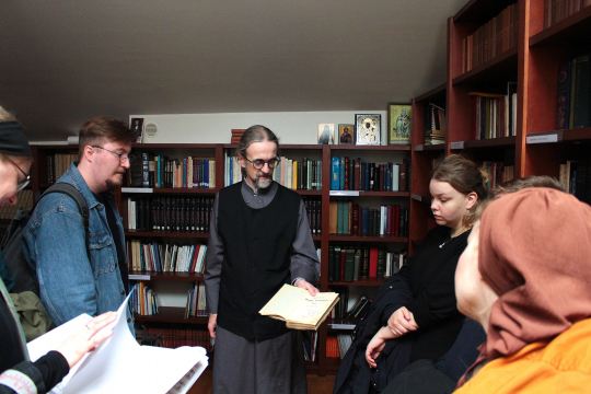 Rovasti Madis Palli esittelee kirjaston kokoelmia