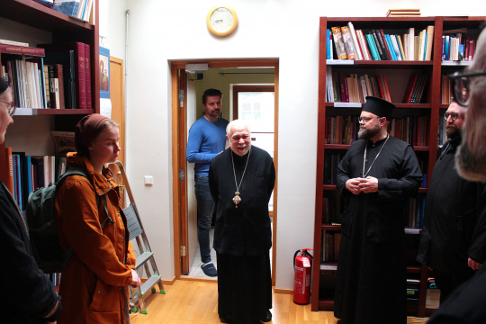 Tallinnan ja koko Viron metropoliitta Stefanos tapaa matkalaisia