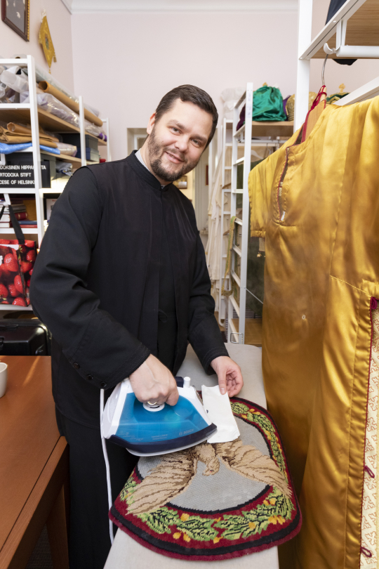 Ylidiakoni Andreas Salmonen huoltamassa arkkipiispan varusteita
