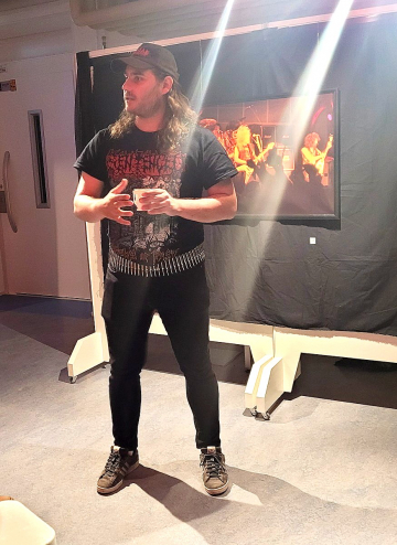 Asse Martikainen tutkii metallimusiikkia