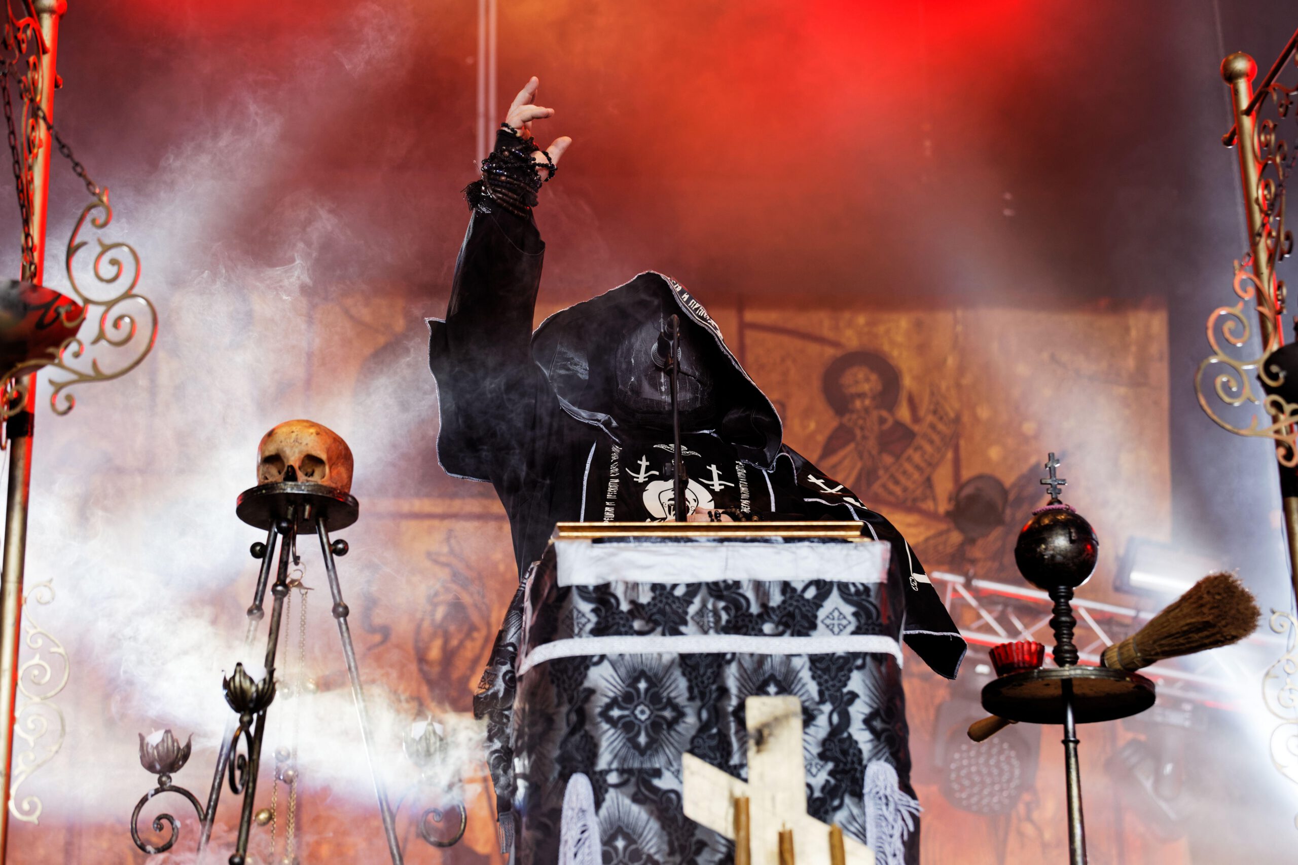 Batushka esiintyy skeemamunkkien asuissa