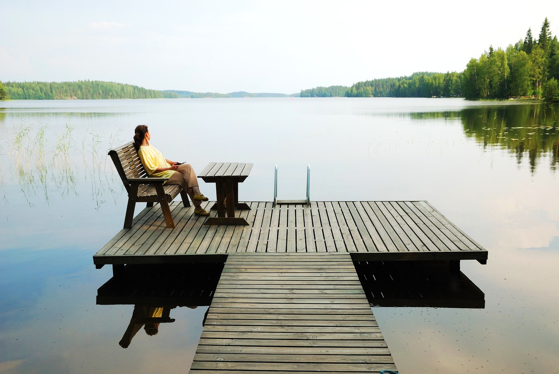 Hengellistä kirjallisuutta mökkilaiturille – ota vinkit talteen