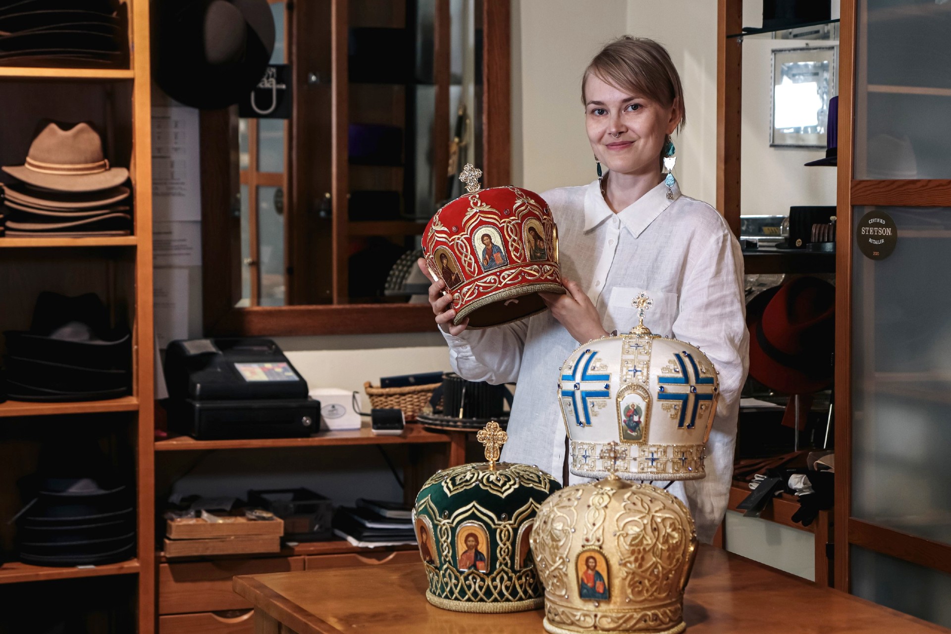 Kirkon ekotekoja arjessa – hattuliike pienensi arkkipiispan mitrat