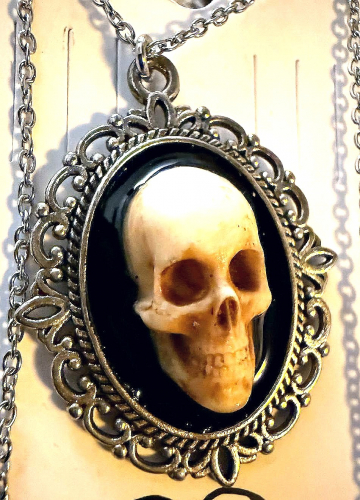 Pääkallokoru ostettu Tuskasta 2025