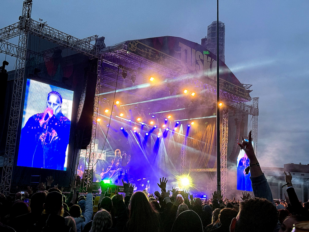 Powerwolf Tuskassa 2025 ja risti taustalla