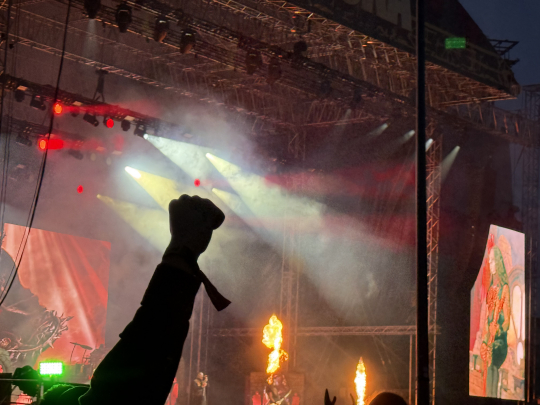 Pyrot leimahtavat Powerwolfin keikalla Tuskassa 2025 ja fanin käsi