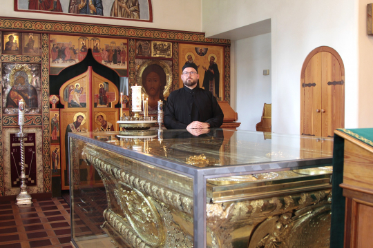 Antti Narmala Sergein ja Hermanin muistoarkun äärellä