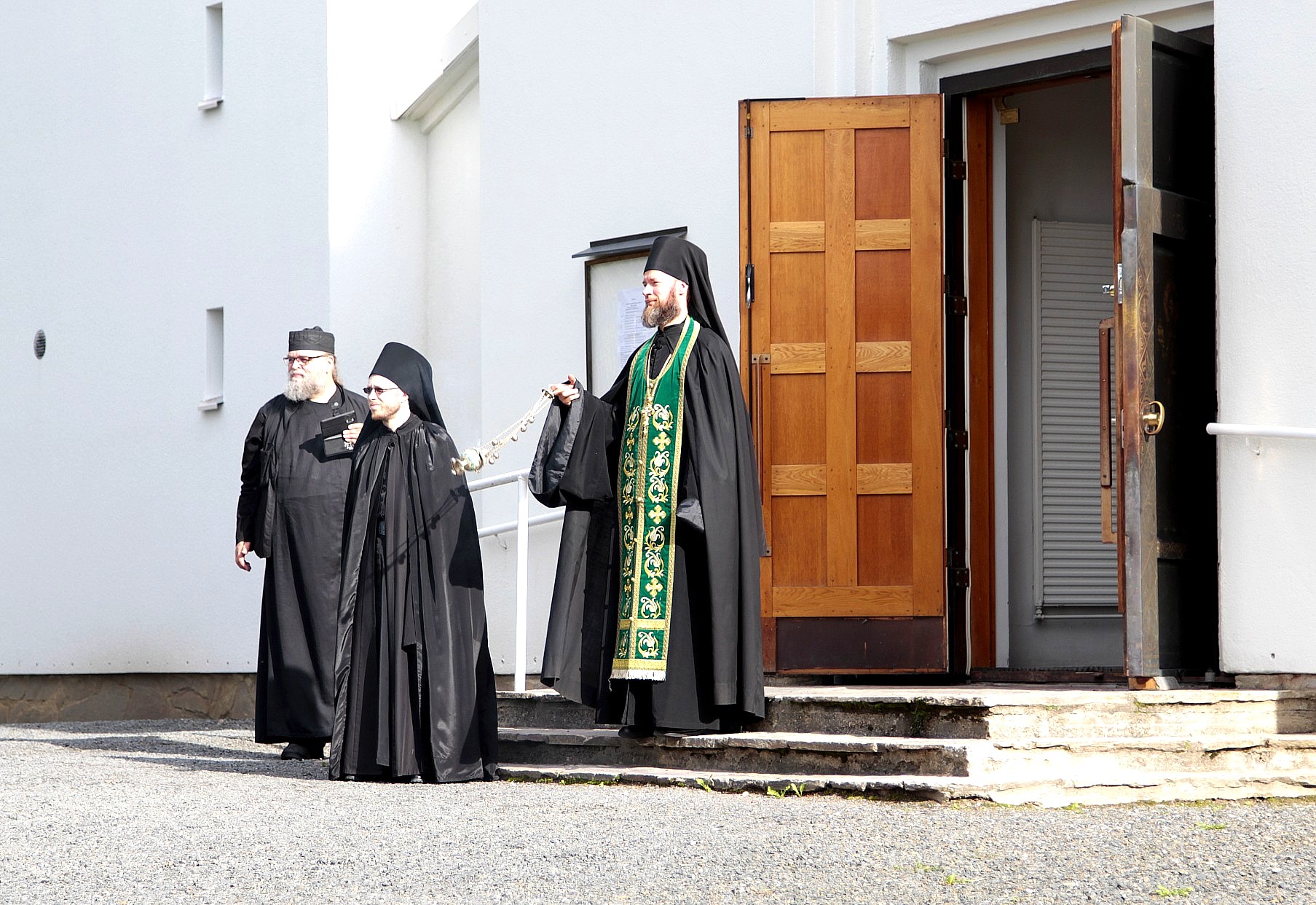 Muistoarkkua olivat vastassa Valamon p&auml;&auml;kirkon portailla luostarin johtaja, igumeni Mikael (oik.), arkkidiakoni Jaakob (kesk.) ja pappismunkki Viktor. 