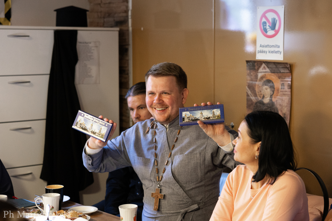 Isä Sergiy Berezhnoy seurakuntalaisten keskellä