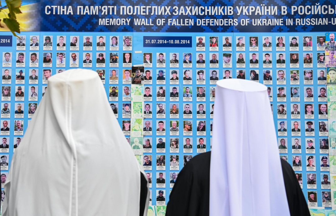 Arkkipiispa Elia ja metropoliitta Epifani ja Ukrainan puolustajien muistomerkill&auml;