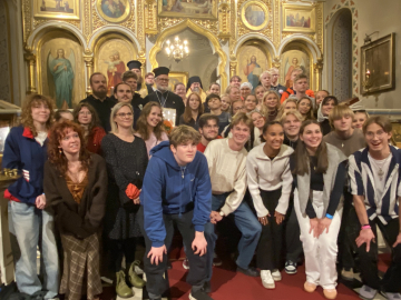 Isä Heikki Huttunen sai ONL:n myöntämän kultaisen ansiomerkin Kulmakivi-festareilla Tampereella 2025