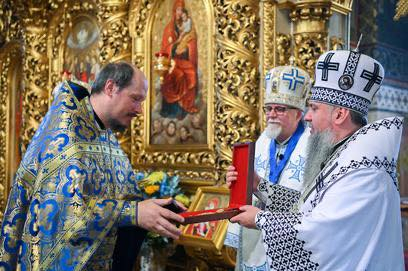 Isä Aleksander Roszczenko saa ansiomerkin metropoliitta Epifanilta