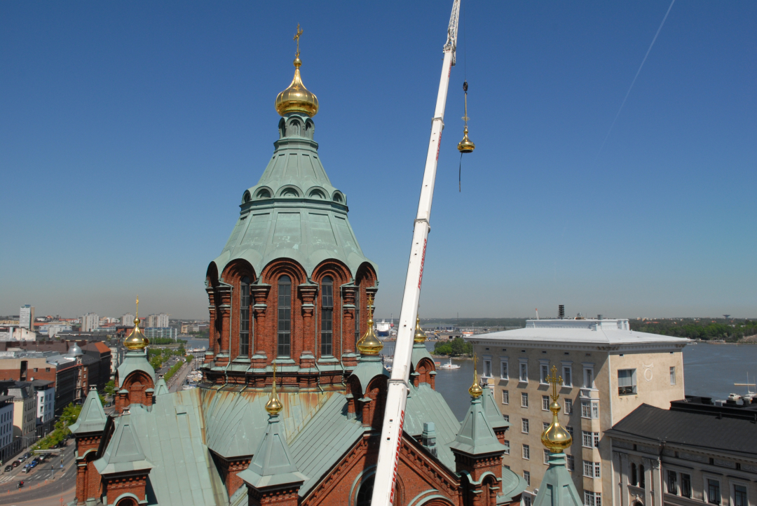 Uspenskin katedraalin kupolia nostetaan paikoilleen