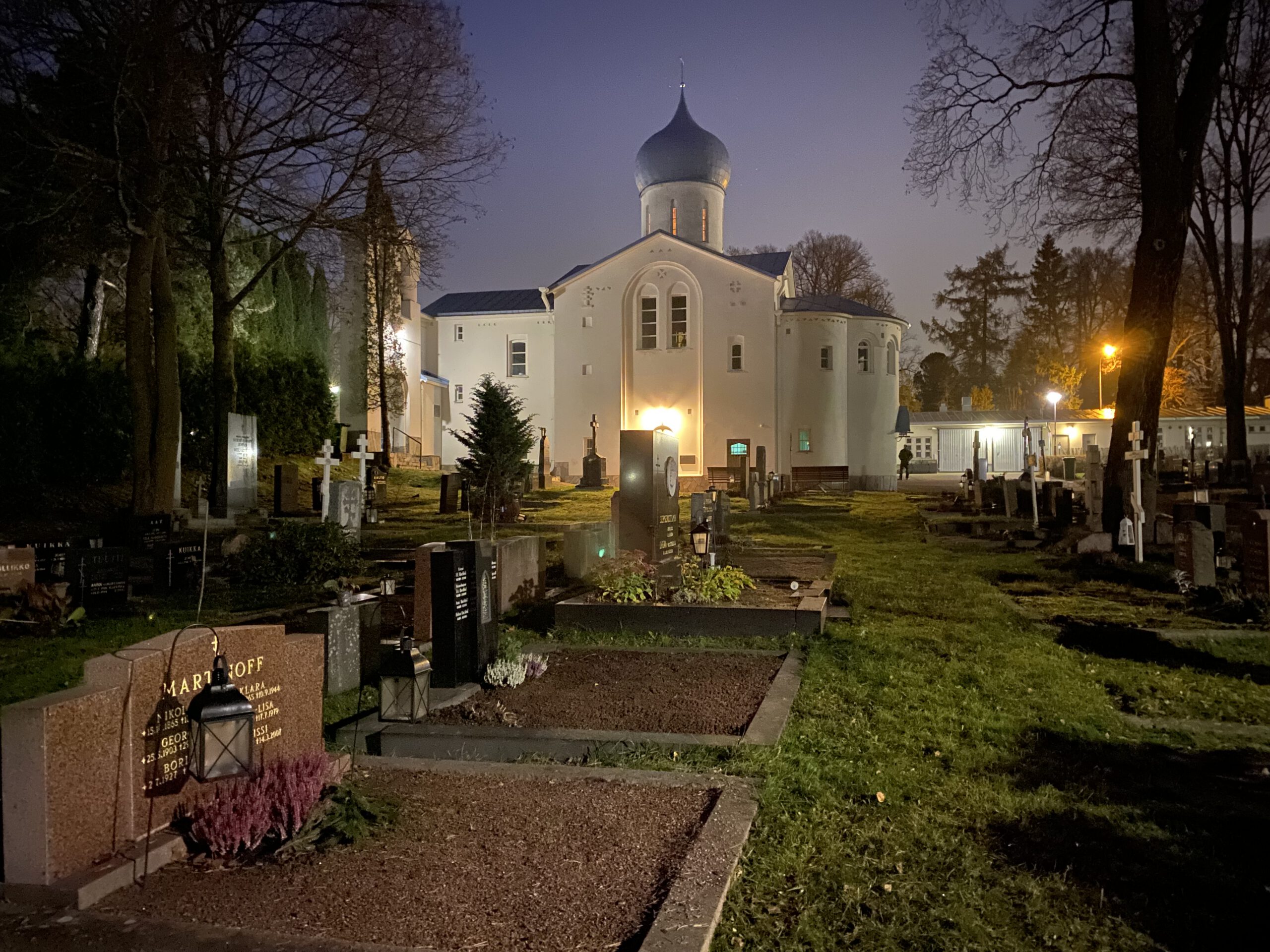 Omien hautajaisten suunnittelu kiinnostaa evankelis–luterilaisessa kirkossa  – ortodoksinen hautaus pitäytyy perinteessä