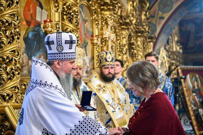 Filantropia ry:n toiminnanjohtaja Riina Nguyenille Pyh&auml;n apostolienvertaisen Olgan ansiomerkin.