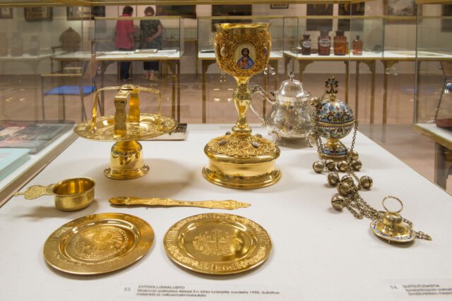 Valamo Ehtoollisastiat esillä Riisassa