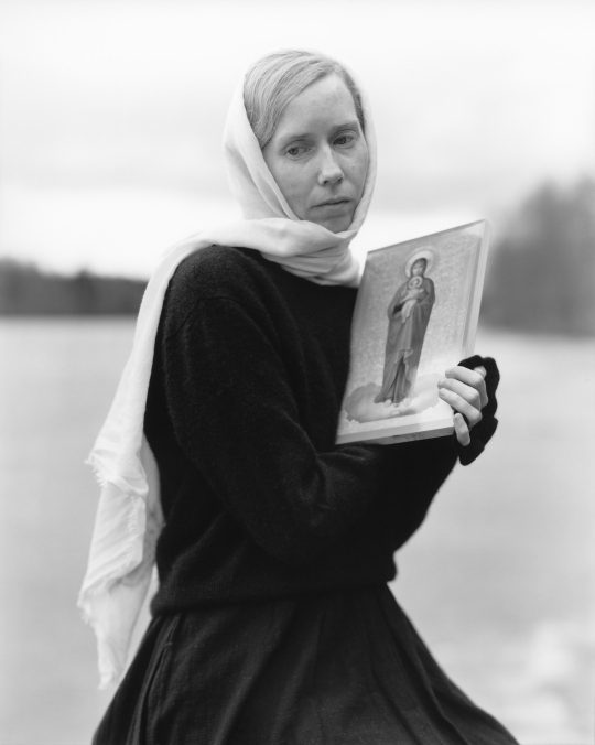 Nelli Palom&auml;en valokuva Alexandra pitelee Jumalan&auml;iti&auml;