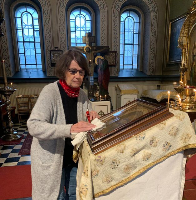 Pirjo Kostiainen siivoaa Tampereen ortodoksista kirkkoa