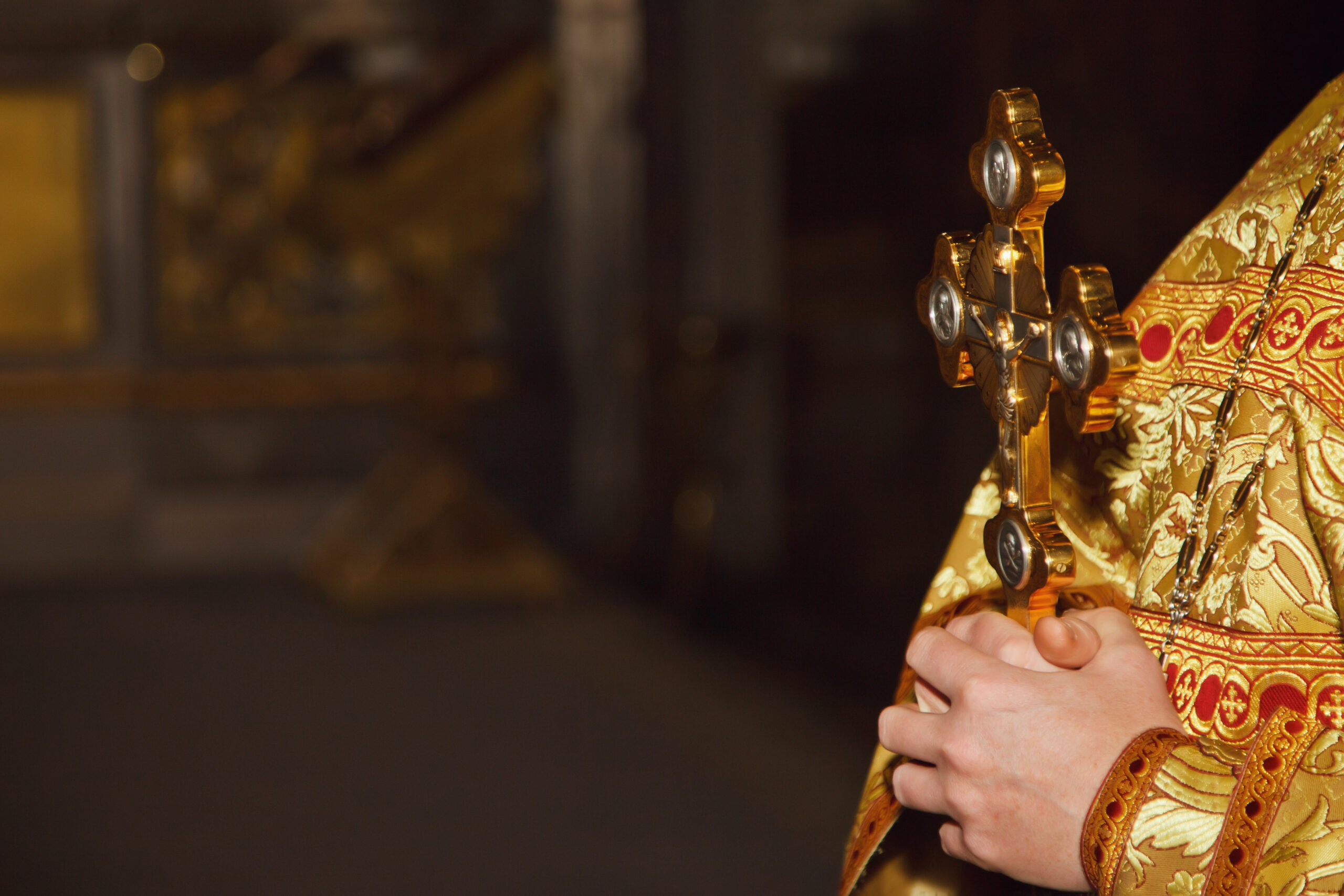 Ortodoksinen pappi pitelee ristiä