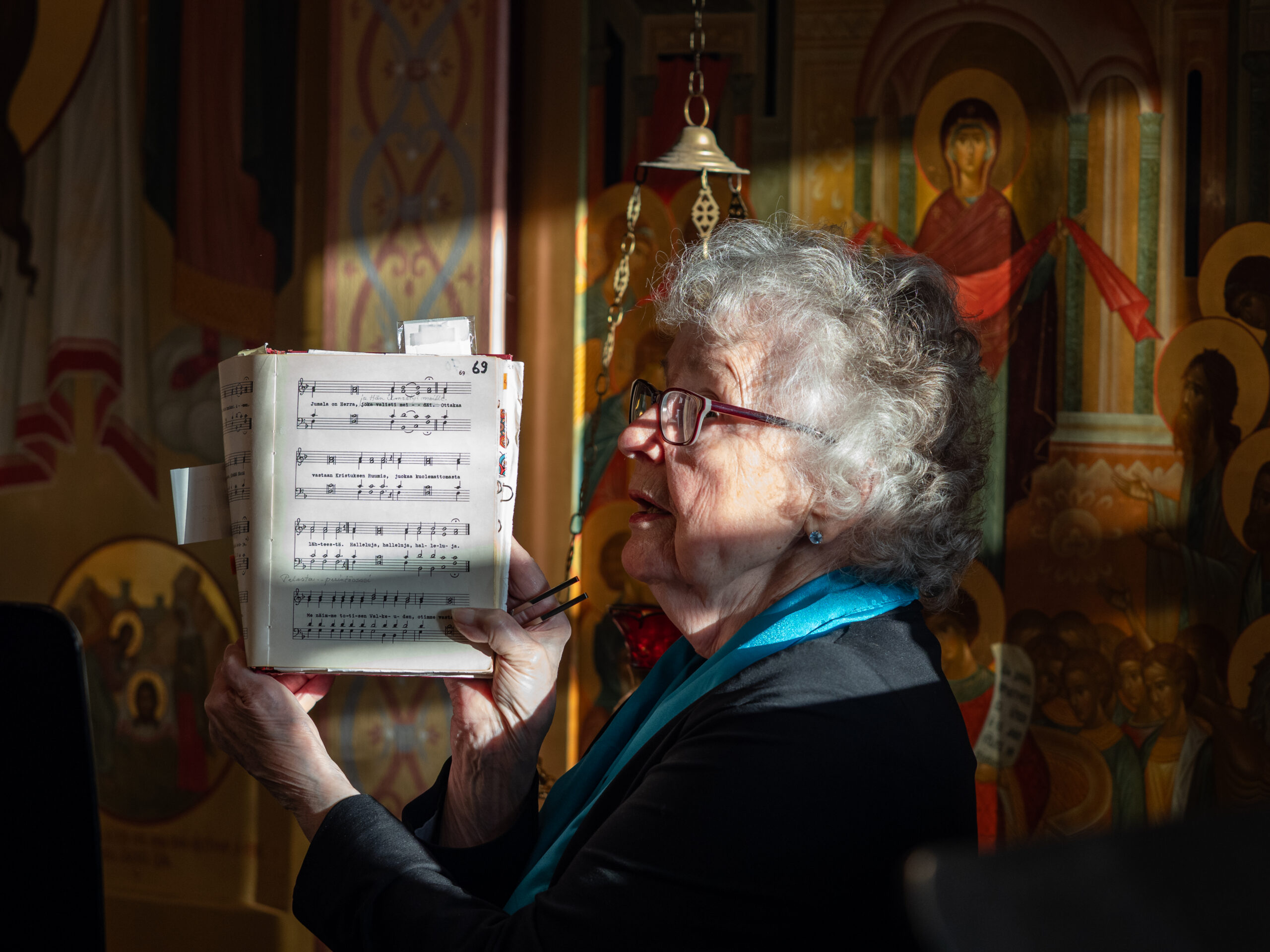 Airi Knuutinen, 90, johtaa yhä kirkkokuoroa Pokrovassa