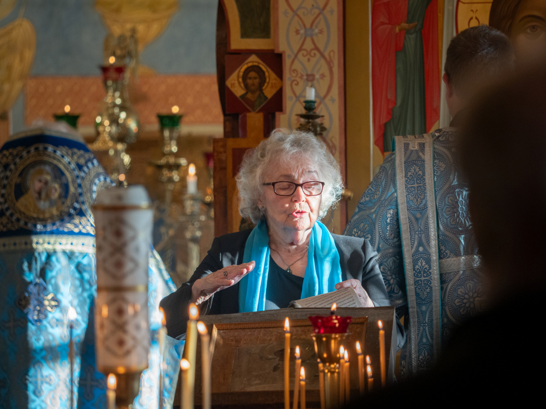 Airi Knuutinen johtaa kuoroa Pokrovan kirkossa