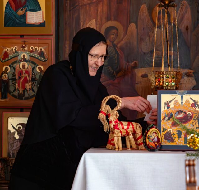 Igumenia Ksenia asettelee jouluikonia Lintulan luostarissa