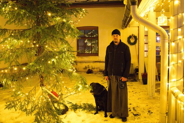 Isä Nasari Valamon pihamaalla 2025